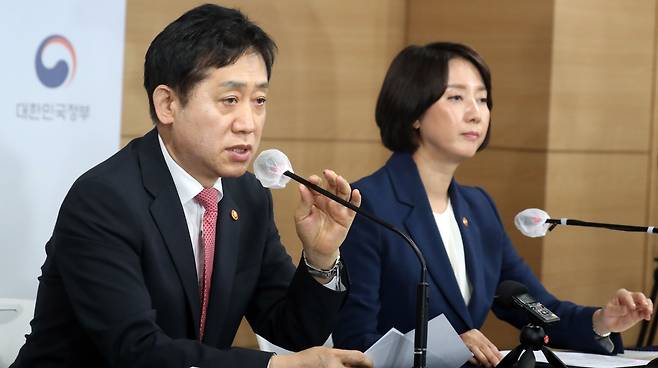 김주현 금융위원장(왼쪽)과 이영 중소벤처기업부 장관이 20일 오전 서울 종로구 세종대로 정부서울청사에서 혁신 벤처 스타트업 자금지원 및 경쟁력 강화 방안 발표를 하고 있다. /뉴스1