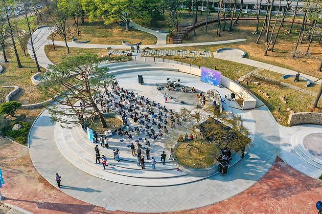 영남대 캠퍼스 내에 조성한 고액기부자 예우공원 '천마아너스파크'의 전경. /영남대