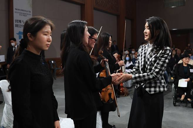 김건희 여사가 20일 서울 청와대 춘추관에서 열린 '하트 시각장애인 체임버 오케스트라'의 특별공연에서 단원들을 격려하고 있다. /대통령실