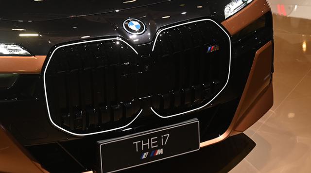 BMW, 상하이 오토쇼에서 i7 M70 xDrive 공개