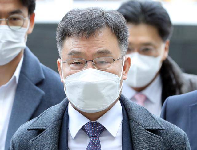 화천대유자산관리 대주주 김만배씨가 영장실질심사를 받기 위해 2월 17일 오전 서울 서초구 서울중앙지방법원으로 출석하고 있다. 뉴시스