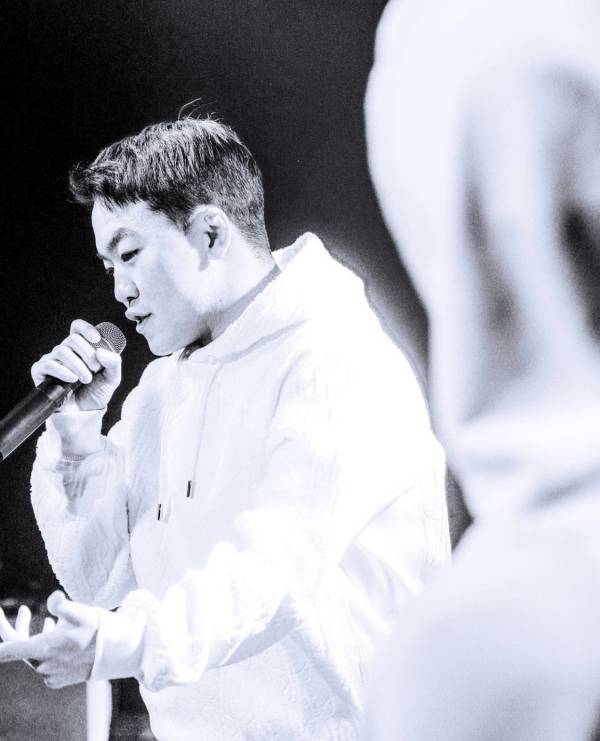 래퍼 파이터 이정현이 무대에서 랩하는 모습.(사진=이정현 SNS)