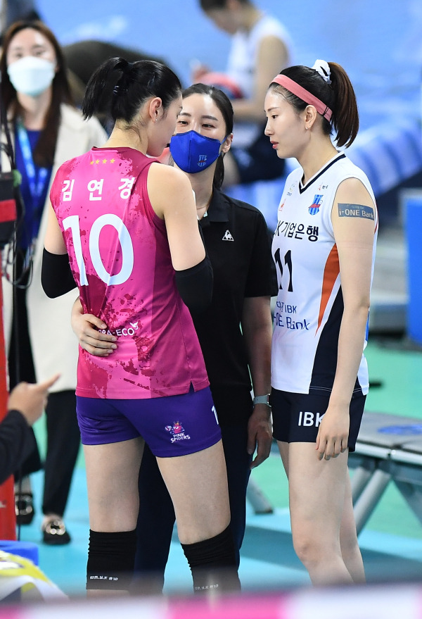 흥국생명에서 한솥밥을 먹는 김연경(왼쪽)과 김수지(오른쪽). 사진=KOVO