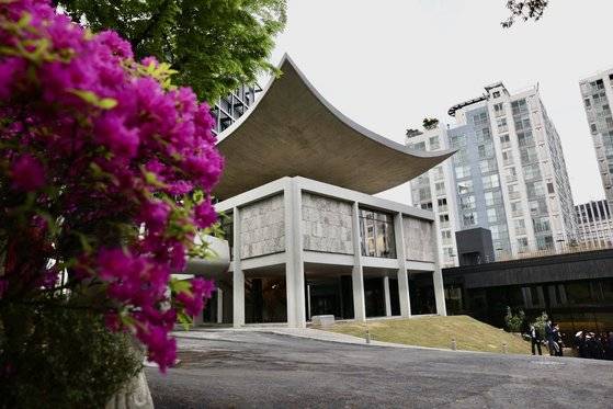 김중업 건축가의 1962년 완공 당시 원형으로 복원돼 재개관한 주한 프랑스 대사관 건물. [사진 프랑스 대사관]