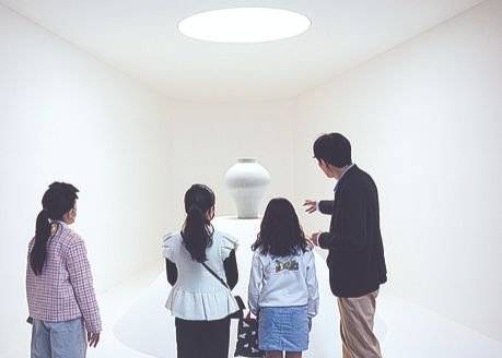 조선백자 총 185점을 선보이는 전시의 마지막은 순백자 호가 장식했다. [임익순]