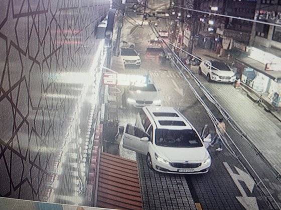 서울 구로구 가리봉동 일대 CCTV에 포착된 '가리봉동보도협회' 조직원들이 노래방 입구를 차로 막고 협박하는 모습. 사진 서울경찰청