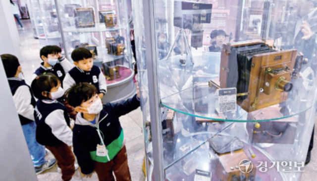 전시장에서는 카메라의 역사와 발전의 흐름을 만날 수 있다. 어린이들이 카메라의 역사를 공부하고 있다. 윤원규기자