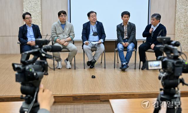 20일 오전 경기일보 대회의실에서 열린 인공지능 챗-GPT 포럼에서 참석자들이 토론을 벌이고 있다. 이번 포럼은 '인공지능 챗-GPT 조력자인가? 파괴자인가?'를 주제로 열렸다. 윤원규기자