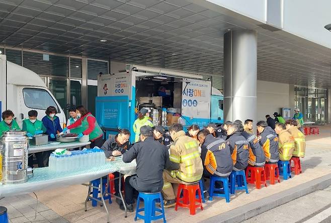 강릉 산불 진압 소방관들이 한수원 사랑 온(ON) 급식차에서 식사를 하고 있다./사진=한수원