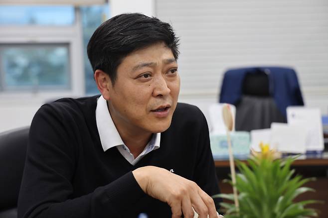 김태형 현대위아 차량부품생산실 실장이 지난 11일 경남 창원시 현대위아 본사에서 사륜구동 부품을 설명하고 있다. [현대위아 제공]