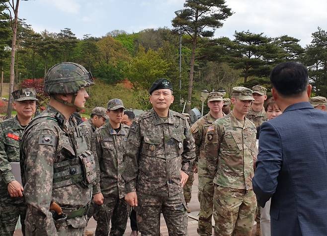 [서울=뉴시스] 김승겸 합참의장이 20일 성주 사드기지에서 방공전력운용 및 작전태세를 점검하고, 한미 장병들을 격려하고 있다. (사진=합참) 2023.04.20. photo@newsis.com  *재판매 및 DB 금지