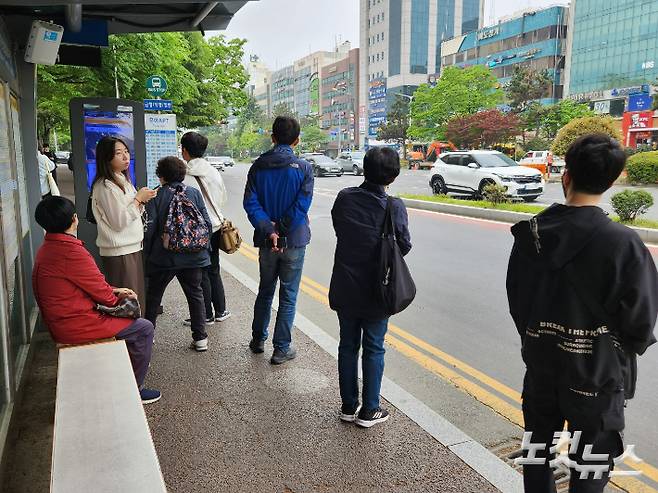 19일 노조가 시내버스 파업에 들어가자 창원시민들이 임시버스를 기다리고 있다. 이상현 기자
