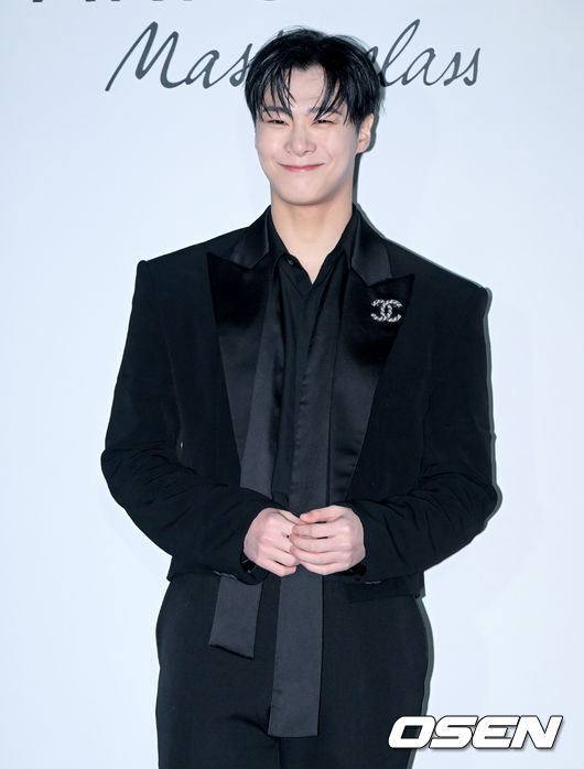 Moon Bin of the group Astro passed away at the young age of 25.As well as the Vivo Astro members, the Families, the fans, and the public, who were heard while still young and working hard recently, were greatly shocked.News of Moon Bins death broke early on Tuesday: That he was found dead in his home.The manager found it and reported it to the police, and the agency officially confirmed the sudden death of Moon Bin, while the police are known to be investigating the exact cause of death.On April 19, Astro member Moon Bin suddenly left us and became a star in the sky. On April 19, Astro member Moon Bin suddenly left us.I can not compare with the Sadness of the Families who have left their beloved sons and brothers, but Astro members who have been together for a long time and our Fantagio fellow artists and employees are deeply saddened by Sadness and shock.Also, according to the wishes of the Families, the funeral will be held as quietly as possible with family members and company colleagues attending.Moon Bin is so young and has become a global hit. In January, he released his third mini album, Astro Unit Group Moon Bin &.Moon Bin was in the process of performing the pan cone world tour  ⁇ DIFFUSION ⁇  (Diffusion) and was about to appear at the Dream Concert in May, but all of a sudden, sad news came and everyone was in shock.Even the public, who werent fans of Astro, reacted with shock.The netizens were working well, but suddenly, I was confused, I was so sad, I was too young, I was too young to be happy in heaven, I saw it on the air a while ago, I can not believe I died, I wish you good luck.Also, in the news of sudden death, fans are going to visit Moon Bins personal account in a great shock and continue their remembrance.The fans wanted to be untrue, but I can not accept it yet, and I am lamenting the deceased by showing that I can not believe that I am comfortable in heaven.Meanwhile, Moon Bin, who was born in 1998, made his debut with Astro in 2016 and has recently been active in the unit Moon Bin & under. ⁇  If you have difficulties in speaking, such as depression, or if you have family members or acquaintances who are experiencing these difficulties, you can get 24-hour professional counseling at the Suicide Prevention Hotline  ⁇ 1577-0199, Telephone  ⁇ 129 of Hope, Telephone  ⁇ 1588-9191 of Life, and Telephone  ⁇ 1388 of Youth.DB