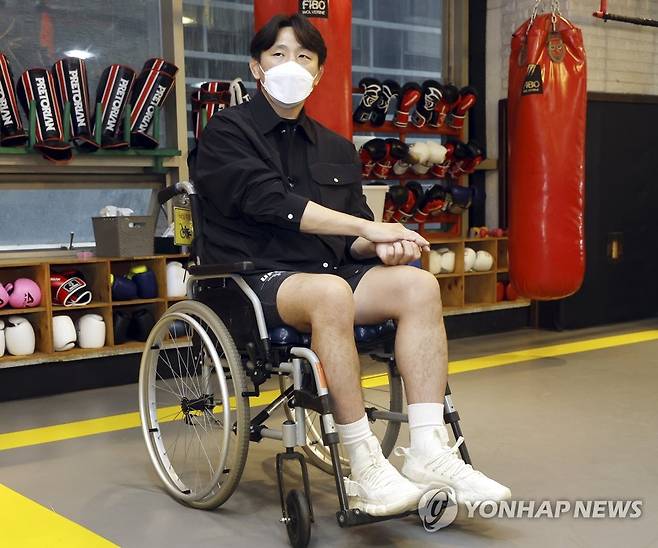 인터뷰하는 전 UFC 파이터 김동현 (부산=연합뉴스) 강덕철 기자 = 전 UFC 파이터 김동현(35 링네임 마동현)이 19일 오후 부산 해운대구 팀매드해운대 체육관에서 인터뷰하고 있다. 2023.4.19 kangdcc@yna.co.kr