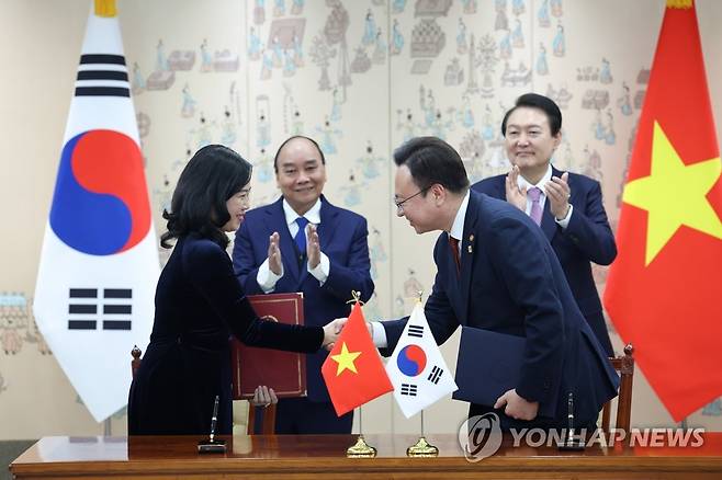 한-베트남 보건분야 협력 양해각서(MOU) 체결 (서울=연합뉴스) 서명곤 기자 = 윤석열 대통령과 응우옌 쑤언 푹 베트남 국가주석이 5일 오후 서울 용산 대통령실 청사에서 열린 한-베트남 보건분야 협력 양해각서(MOU) 체결식에 배석하고 있다.
    조규홍 보건복지부장관과 다오 홍 란 베트남 보건부 장관이 서명을 마친 뒤 악수하고 있다. 2022.12.5 [대통령실 제공. 재판매 및 DB금지] seephoto@yna.co.kr