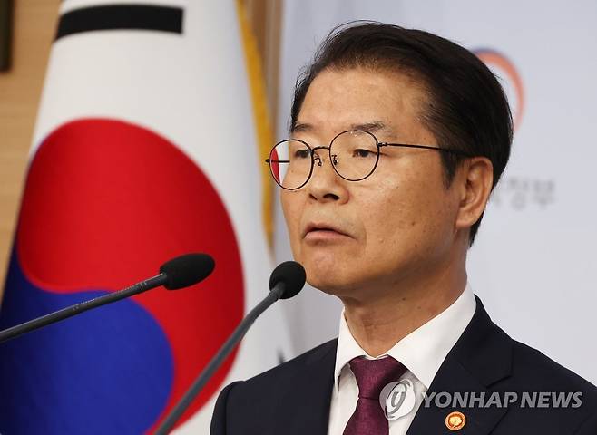 브리핑 하는 이정식 장관 (서울=연합뉴스) 최재구 기자 = 이정식 고용노동부 장관이 20일 정부서울청사 별관에서 '노동조합 회계 투명성 강화 및 불공정 채용 근절 관련 브리핑'을 하고 있다. 2023.4.20 jjaeck9@yna.co.kr