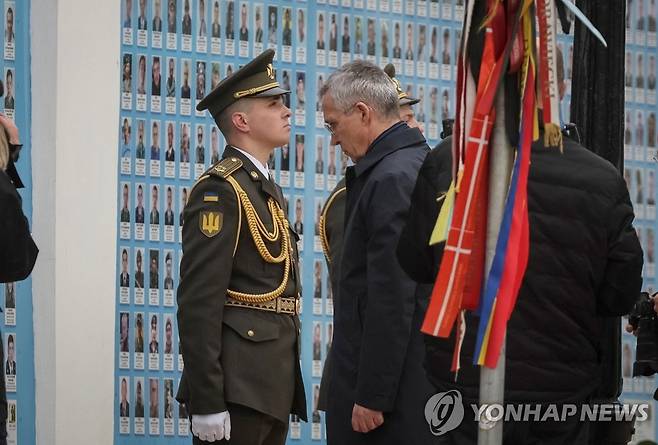 우크라이나 방문해 추모의 벽서 묵념하는 나토 사무총장 (키이우 로이터=연합뉴스) 20일(현지시간) 우크라이나 키이우를 깜짝 방문한 옌스 스톨텐베르그 북대서양조약기구(NATO·나토) 사무총장이 전사자 추모의 벽에서 묵념하고 있다. 스톨텐베르그 사무총장의 우크라이나 방문은 지난해 2월 러시아의 전면 침공 이후 처음이다. 2023.04.20 yerin4712@yna.co.kr