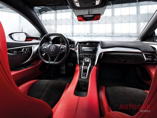 실내 공간은 근사하고 짐을 두기 위한 최소한의 공간이 마련되었다