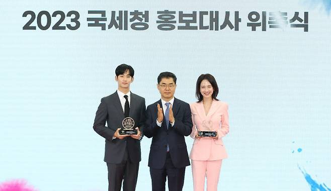 배우 김수현(맨 왼쪽)·송지효(맨 오른쪽)씨가 21일 서울지방국세청에서 열린 홍보대사 위촉식에서 김창기 국세청장과 기념사진을 촬영하고 있다.(사진 = 국세청 제공)