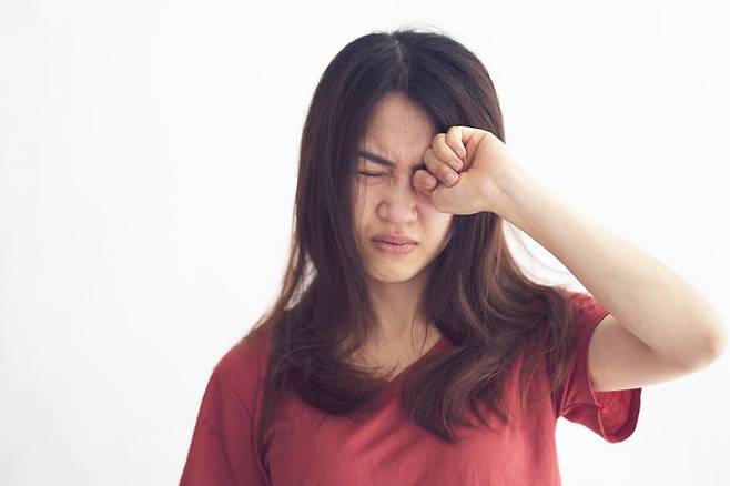 눈곱의 양과 색, 위치와 모양의 변화 등으로 눈 건강 상태를 알 수 있다. [사진= 게티이미지뱅크]