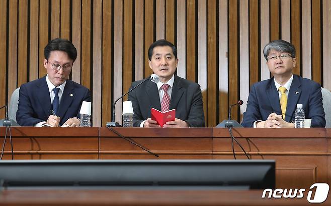 박대출 국민의힘 정책위의장이 21일 오전 서울 여의도 국회에서 열린 '전세사기 대책 관련 3당 정책위의장 회동'에서 발언을 하고 있다. 왼쪽부터 더불어민주당 김민석 정책위의장, 국민의힘 박대출 정책위의장, 정의당 김용신 정책위의장. ⓒ News1 송원영 기자