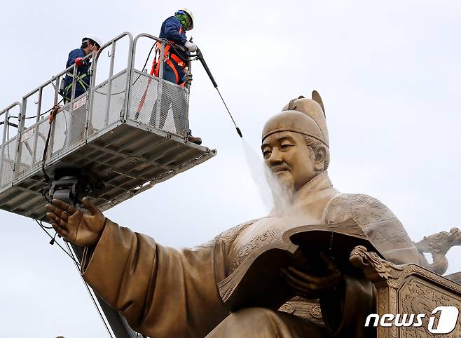 서울시 관계자들이 15일 오전 서울 세종대로 광화문 광장에서 세종대왕 동상을 세척하고 있다. 2023.4.15/뉴스1 ⓒ News1 장수영 기자