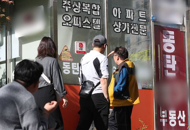 경기 화성시 동탄신도시에서 대규모 전세 사기 의심 신고가 접수돼 경찰이 수사에 나선 가운데 사진은 19일 오후 경기 화성시 동탄신도시에 위치한 전세사기 피해 신고를 한 시민들이 계약을 체결한 부동산의 모습. /뉴스1