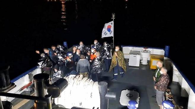 21일 오전 울산시 울주군 남동방 해상에서 불이 난 러시아 국적 어선에서 구조된 선원들이 해경 경비함정에 탑승해 있다. 사진=울산해양경찰서 제공