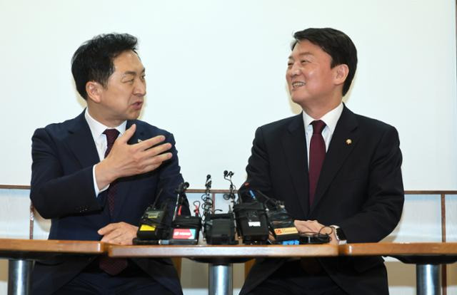 국민의힘 김기현 대표가 지난달 13일 오후 서울 여의도 국회 인근 카페에서 전당대회 이후 처음으로 안철수 의원과 만나 인사말을 나누고 있다. 고영권 기자