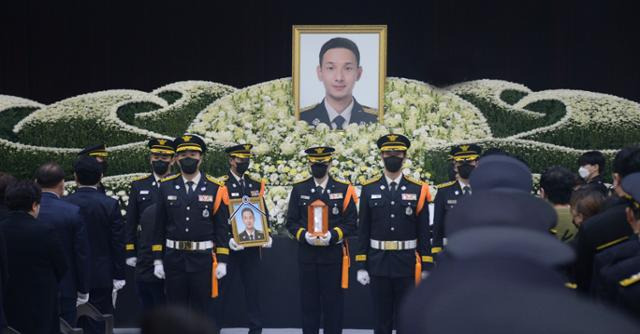 고 성공일 소방교의 영결식이 열린 지난달 9일 전북 김제시 국립청소년농생명센터에서 관계자들이 영결식을 거행하고 있다. 김제=뉴시스