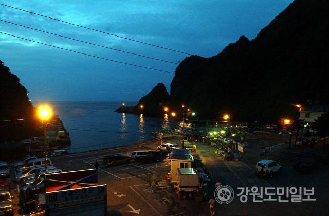 울릉도(경상북도 울릉군) 도동항의 여명. 도동항은 울릉도의 관광 관문이다.