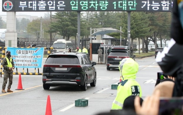 그룹 방탄소년단 제이홉 입대 당일인 지난 18일 위병소 전광판에 '부대출입은 입영 차량 1대만 가능합니다'라는 안내가 나오고 있다. /사진=뉴스1