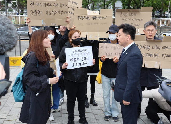 전세사기피해자전국대책위 및 시민사회대책위 회원들이 20일 대통령집무실 인근에서 면담요청서 제출을 위해 대통령실 시민사회수석실 행정관과 만나고 있다. 연합뉴스