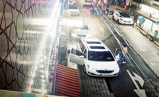 범죄단체 ‘가리봉보도협회’ 조직원들이 서울 구로구 가리봉동의 한 노래방 입구를 차로 막아 영업을 방해하는 모습. 경찰은 자신들이 관리하는 보도방을 이용하지 않는다는 이유로 노래방 업주들을 폭행·협박한 가리봉보도협회 소속 조선족 9명을 범죄단체조직 등 혐의로 검찰에 송치했다고 20일 밝혔다. 서울경찰청 제공