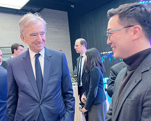 LVMH Chairman Bernard Arnault and Choi Yong-joon, chief executive officer of lululab Inc. at LVMH’s internal event held in Cheongdam-dong, southern Seoul in March. [Photo provided by lululab]