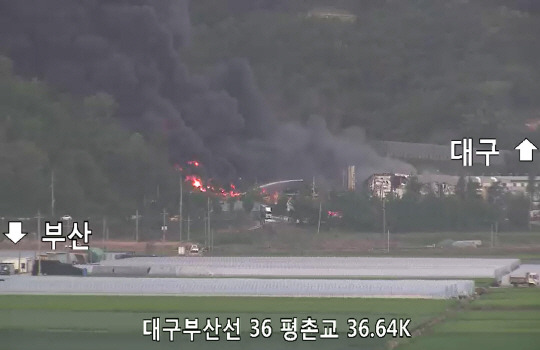 21일 오전 5시쯤 경남 밀양시 한국카본 2공장에서 화재가 발생해 불길과 검은 연기가 치솟고 있다. 고속도로 교통정보 CCTV 캡처