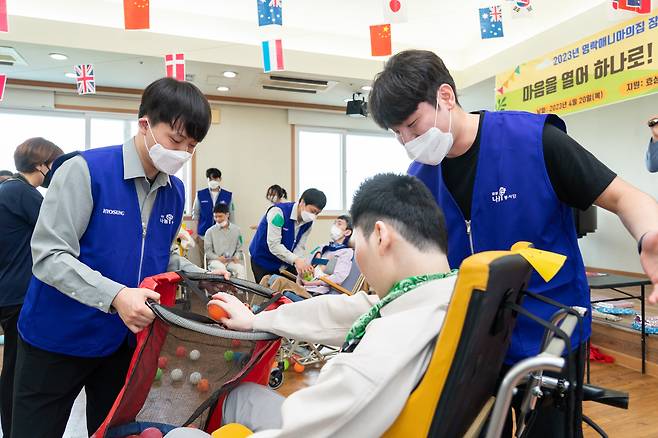 지난 20일 영락애니아의집 장애인의날 기념 체육대회에서 효성 임직원들이 대면 봉사활동을 진행했다. [효성첨단소재 제공]