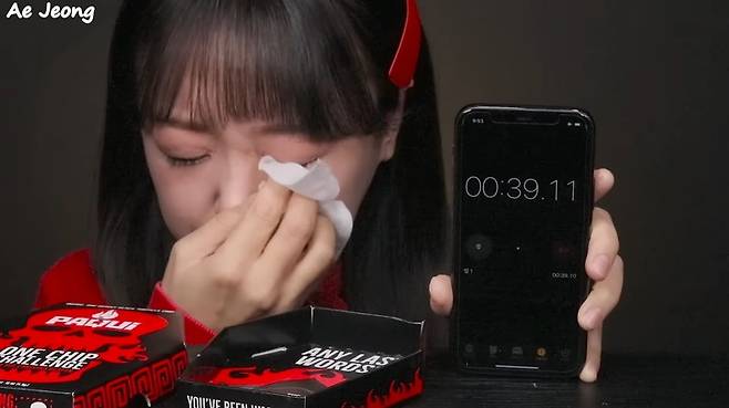 [서울=뉴시스]2019년 올라온 '원 칩 챌린지' 영상 (사진=유튜브 '애정' 채널 영상 캡처) 2023.04.14. photo@newsis.com *재판매 및 DB 금지