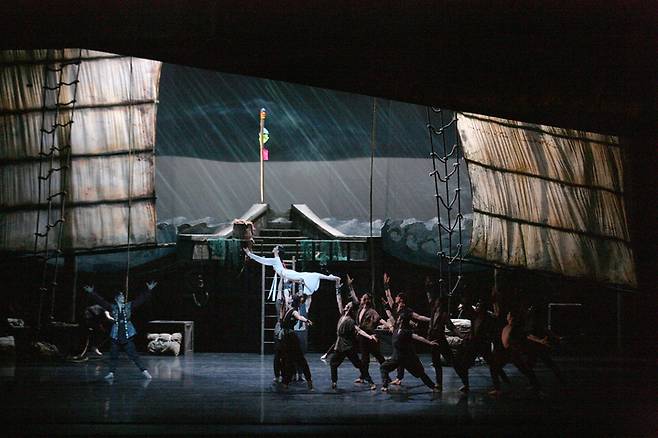 2019년 공연한 발레 심청. 역동적인 선원들의 칼군무. 김경진 촬영. (사진=유니버셜발레단 제공) photo@newsis.com *재판매 및 DB 금지