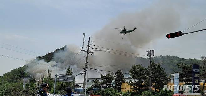 [밀양=뉴시스] 안지율 기자 = 21일 오전 경남 밀양 한국카본 2공장에서 원인을 알 수 없는 불이 나 소방 헬기가 진화하고 있다. 2023.04.21. alk9935@newsis.com