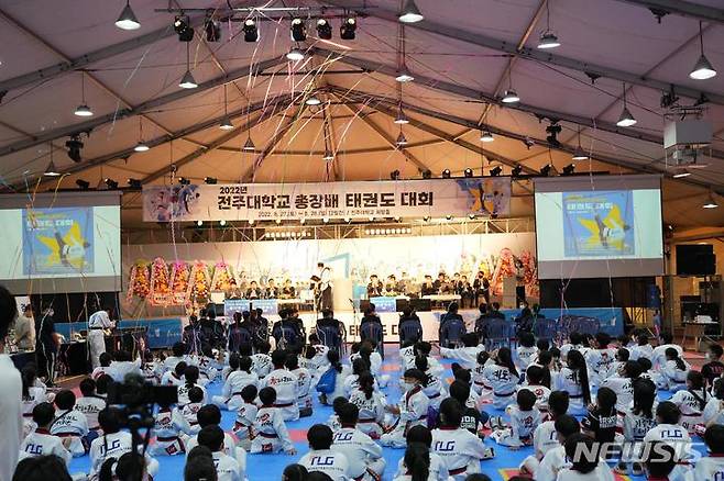 [전주=뉴시스]윤난슬 기자 = 전북 전주대학교는 '제1회 전주대 총장배 전국 태권도(품새·격파)대회'가 오는 5월 5~7일 개최된다고 21일 밝혔다.(사진=전주대 제공)