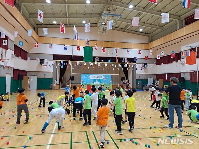 [제주=뉴시스] 오영재 기자 = 제주 신광초등학교에서 열리는 '2023 신광스포츠 축제'(사진=제주롯데면세점 제공) 2023.04.21. photo@newsis.com