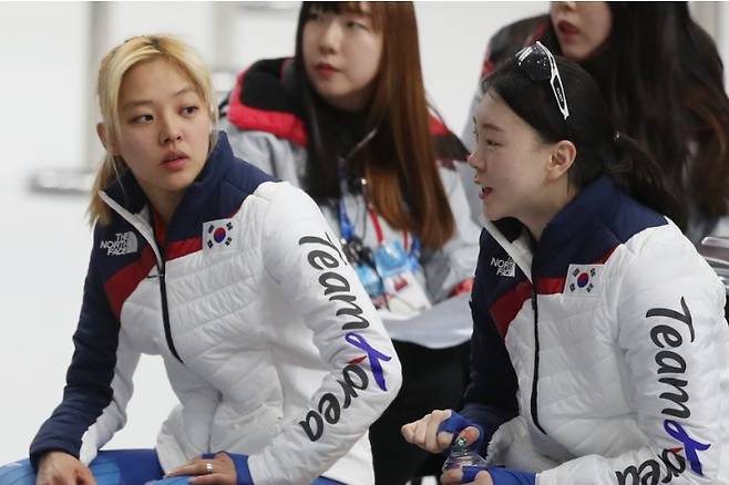 지난 2018년 평창동계올림픽 당시 김보름(왼쪽), 노선영이 이야기를 하며 경기 시작을 기다리고 있다. 연합뉴스