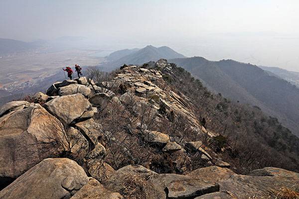 강화도의 힘은 마니산 능선에 깃들어 있다. 공룡등골 같은 기운찬 바위산줄기가 우렁차게 이어진다. 바위맛을 제대로 보려면 정수사에서 정상으로 이어진 길을 추천한다.