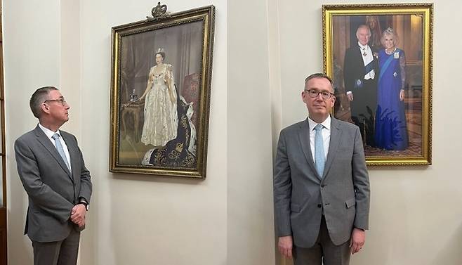 콜린 크룩스 주한 영국 대사가 대사관저에 걸려 있는 고 엘리자베스 2세의 초상화를 바라보고 있다(왼쪽 사진). 오른쪽은 크룩스 대사가 대관식을 앞두고 새롭게 내건 찰스 3세 국왕 부부의 초상화 앞에 서 있는 모습. 크룩스 대사 SNS 캡처