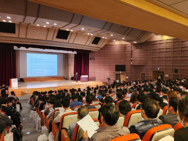 20일 경기도 성남시 분당구 LH 경기남부지역본부에서 열린 ‘2023년 토지·주택 공급계획 설명회’에서 참석자들이 강연자의 설명을 듣고 있다. 한동훈 기자