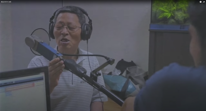 &nbsp;작곡가 김수일씨가 자작곡 ‘모든 것이 꿈이었네’를 부르고 있다. 유튜브 BANA TV 갈무리