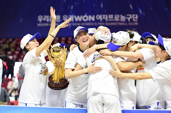 2022~23시즌 통합우승을 차지하고 기뻐하는 아산 우리은행 선수들. 가운데 김정은. /사진=WKBL 제공