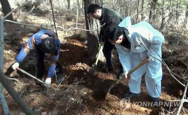 유기된 영아 사체를 발굴하는 모습 [연합뉴스 자료사진]