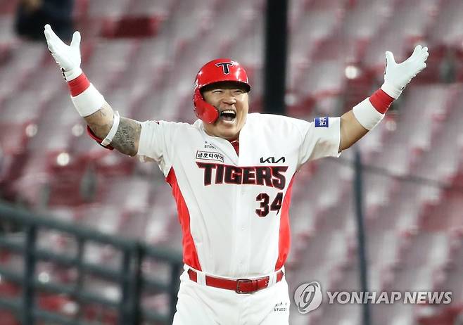 역전 끝내기 스리런홈런 친 최형우 (광주=연합뉴스) 조남수 기자 = 21일 광주기아챔피언스필드에서 열린 프로야구 삼성 라이온즈와 KIA 타이거즈의 경기에서 KIA 최형우가 9회 말 무사 1, 2루에서 역전 끝내기 스리런홈런을 치고 기뻐하고 있다. 2023.4.21 iso64@yna.co.kr